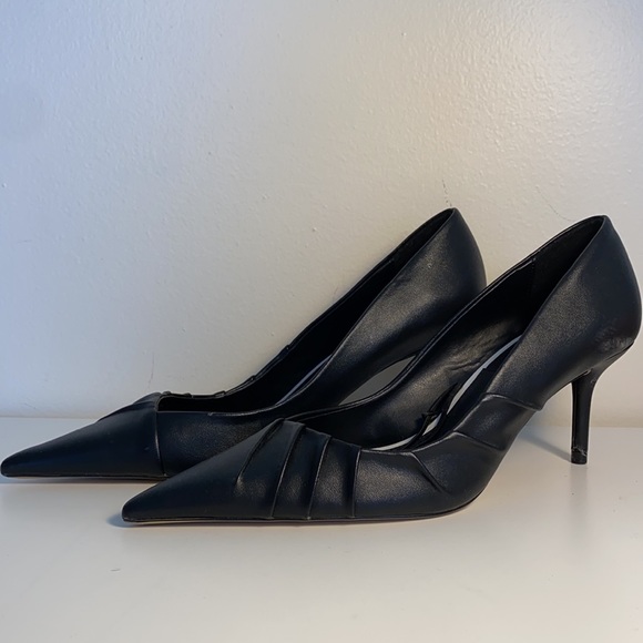✷ ZARA BLACK KITTEN HEELS ✷ - Picture 2 of 2